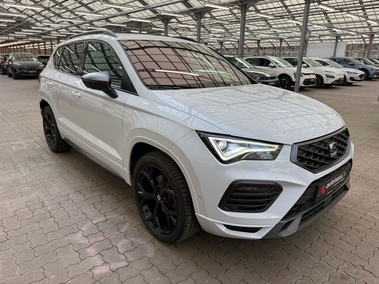 SEAT Ateca SUV / Crossover / Geländewagen SEAT Ateca 2.0 TSI 140kW FR 4Drive DSG Sports Utility Vehicle #1