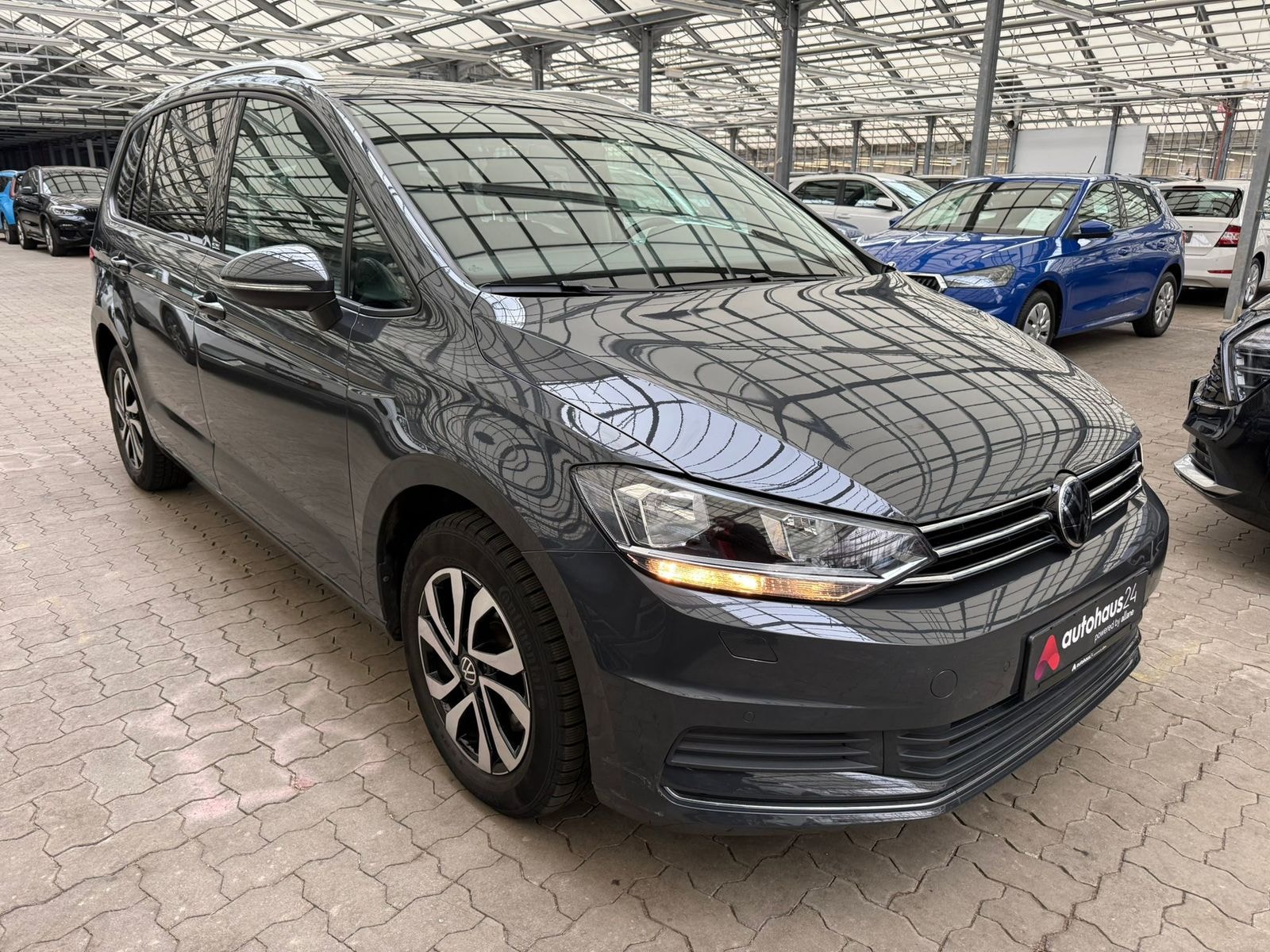 Volkswagen Touran Kleinbus / Van VOLKSWAGEN Touran 2.0 TDI SCR DSG ACTIVE Kompaktvan #1