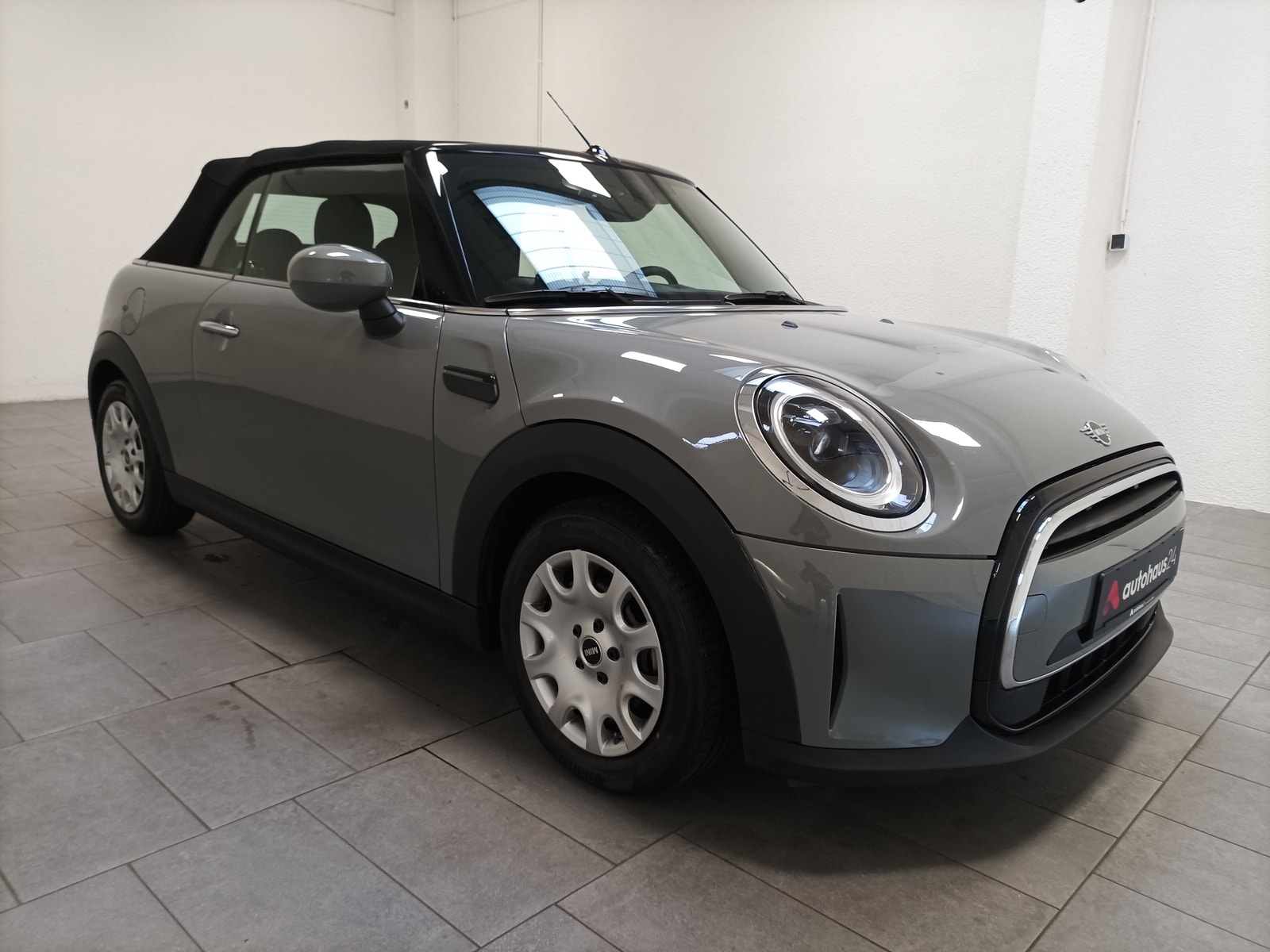 MINI Cabrio Cabrio / Roadster MINI MINI One Cabrio Essential Trim Cabriolet #1