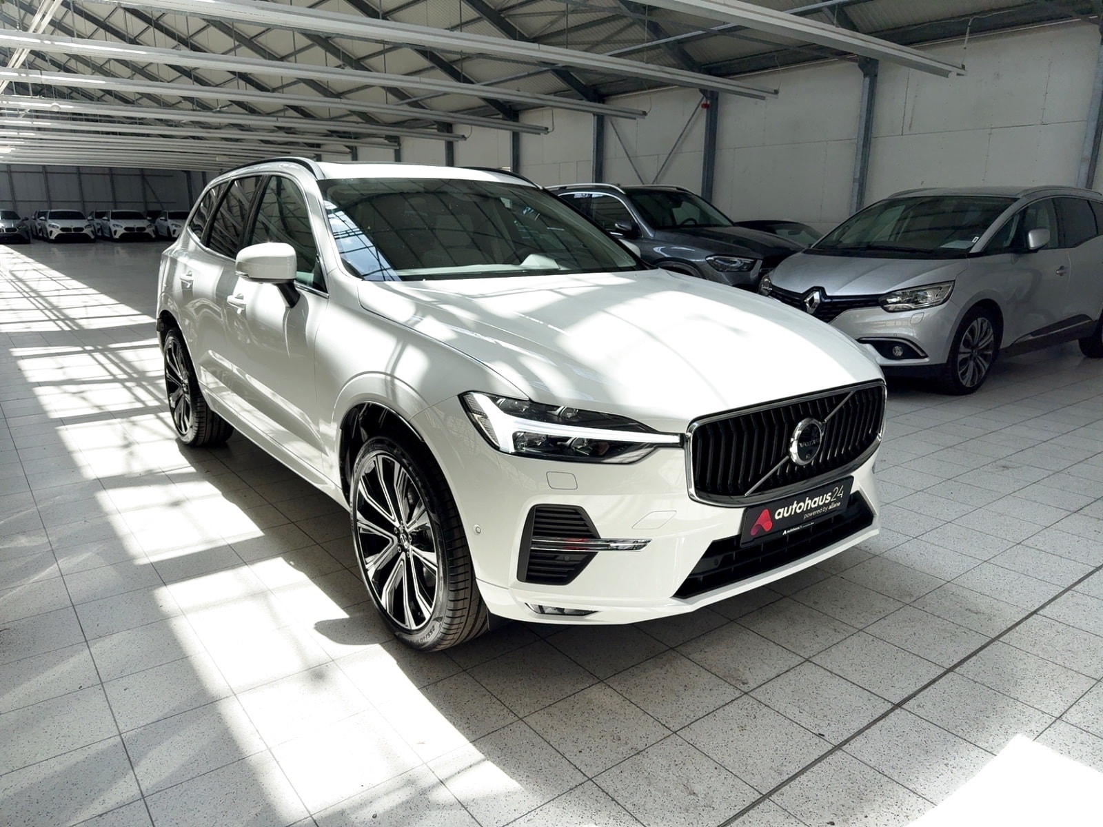 Volvo XC60 SUV / Crossover / Geländewagen VOLVO XC60 B4 Momentum Pro Geartronic Sports Utility Vehicle #1