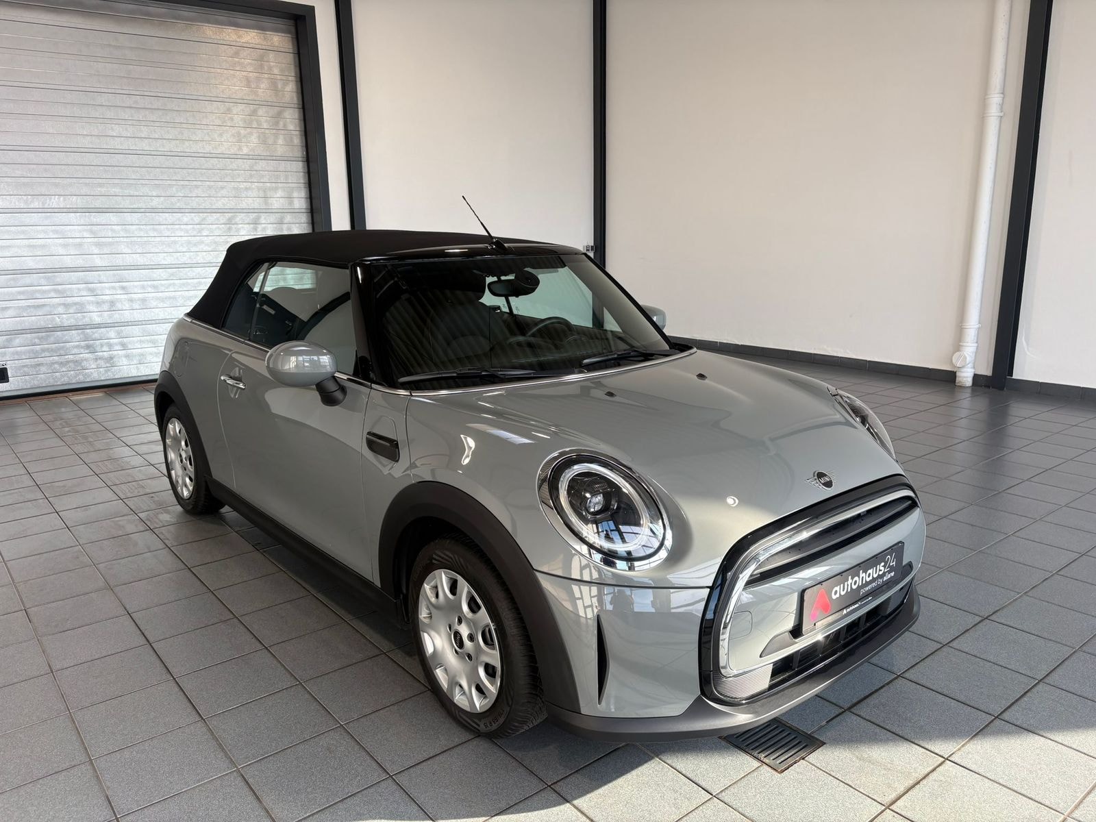 MINI Cabrio Cabrio / Roadster MINI MINI One Cabrio Essential Trim Cabriolet #1