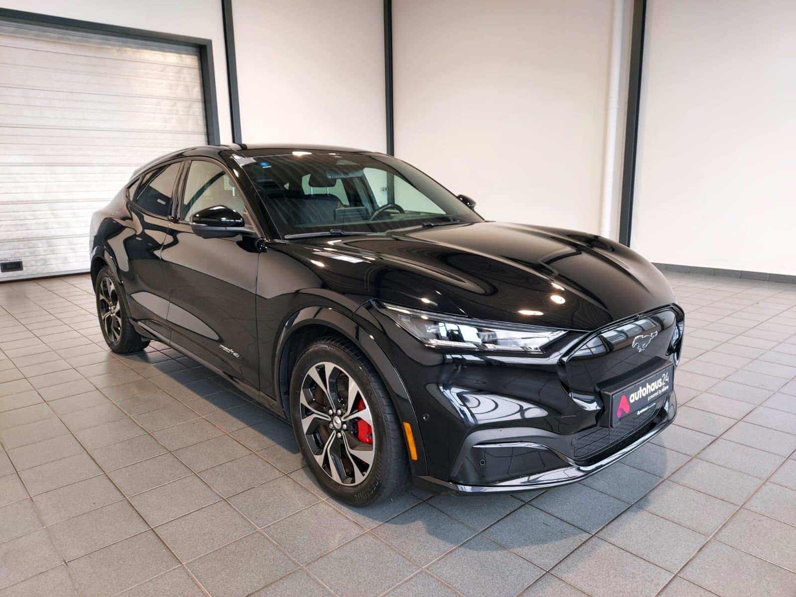 Ford Mustang SUV / Crossover / Geländewagen FORD Mustang Mach-E 99 kWh AWD Sports Utility Vehicle #1