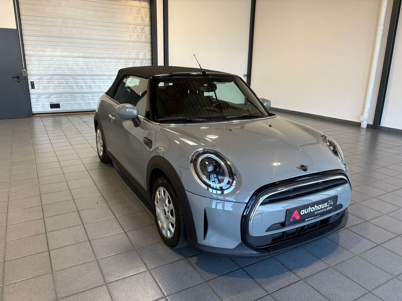 MINI Cabrio Cabrio / Roadster MINI MINI One Cabrio Essential Trim Cabriolet #1