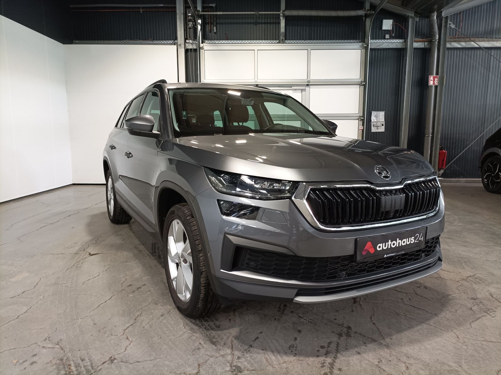 ŠKODA Kodiaq SUV / Crossover / Geländewagen SKODA Kodiaq 2.0l TSI DSG 4x4 CLEVER Sports Utility Vehicle #1