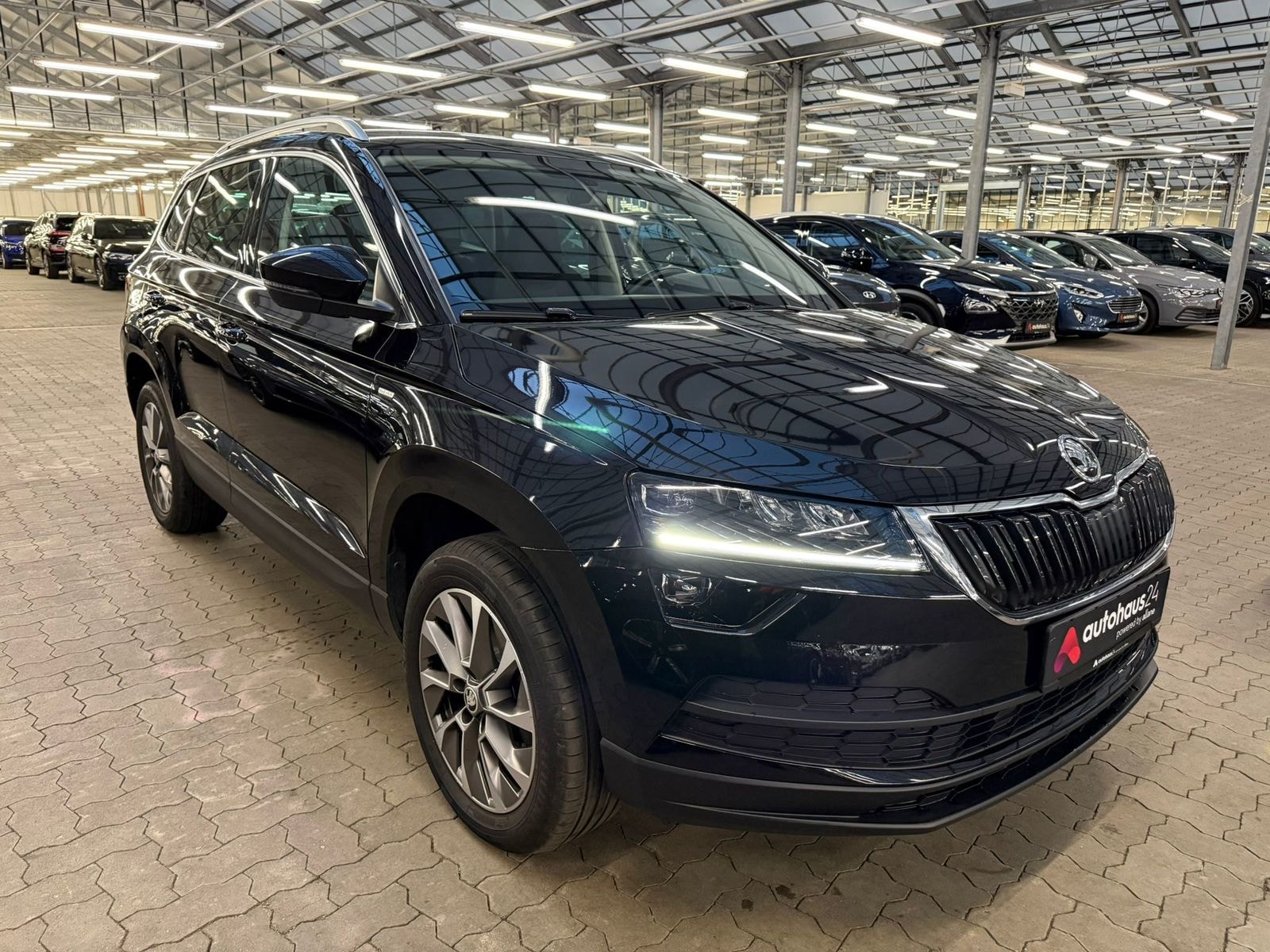 ŠKODA Karoq SUV / Crossover / Geländewagen SKODA Karoq 1.5l TSI ACT CLEVER Sports Utility Vehicle #1