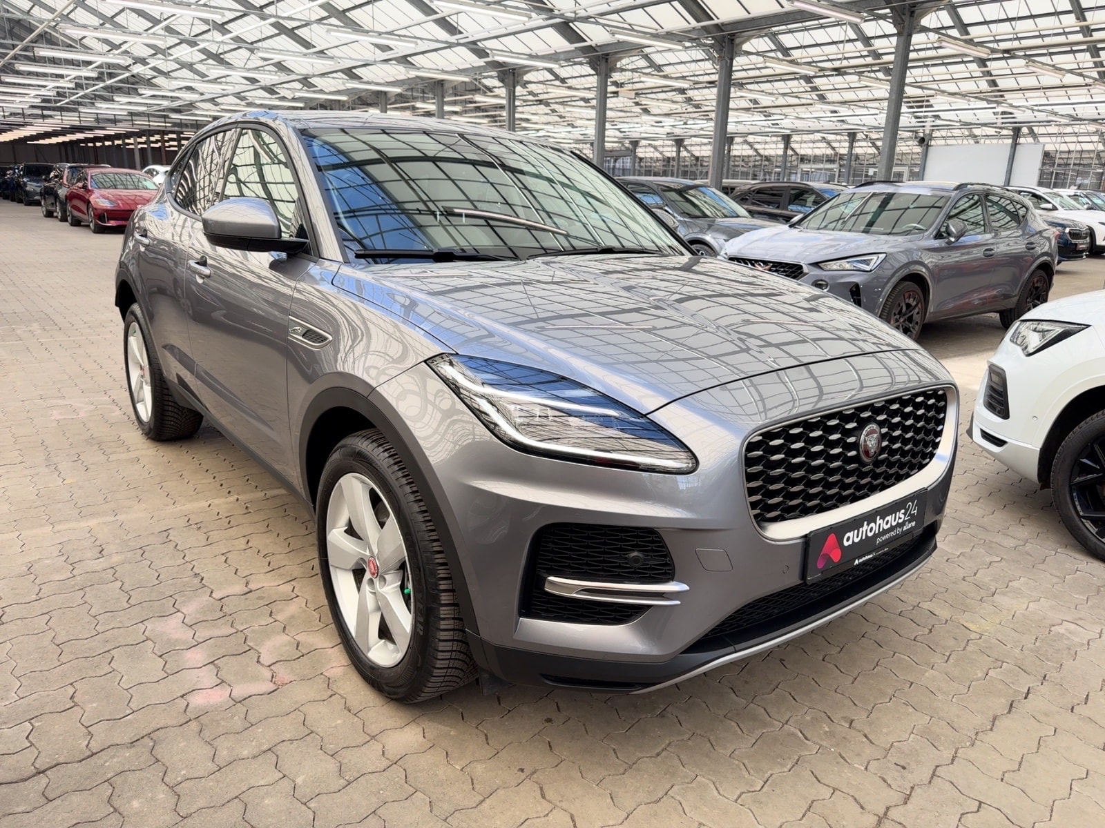 Jaguar E-PACE SUV / Crossover / Geländewagen JAGUAR E-PACE D165 Sports Utility Vehicle #1