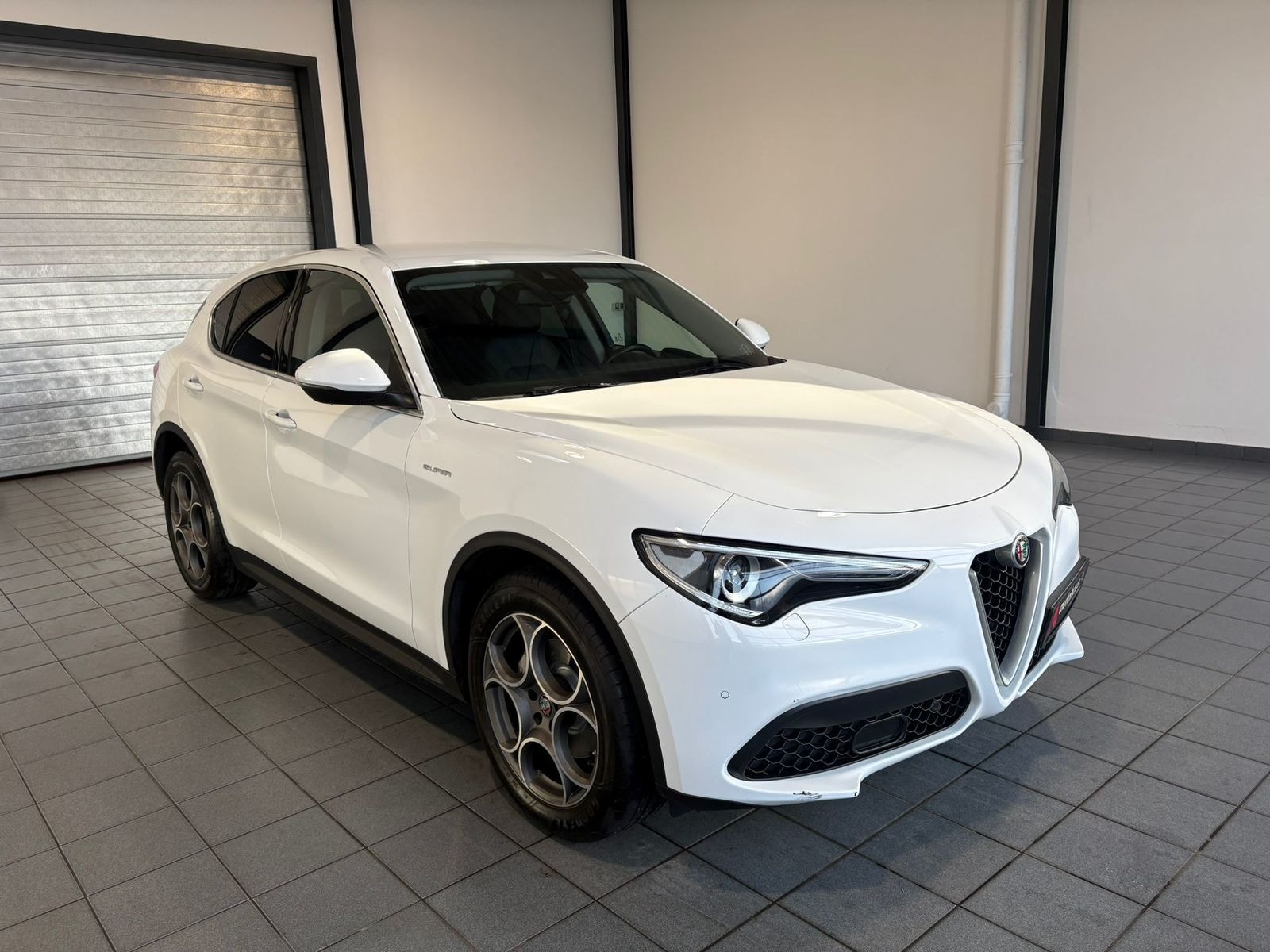 Alfa Romeo Stelvio SUV / Crossover / Geländewagen ALFA ROMEO Stelvio 2.2 Diesel 16V 140W Super AT8-Q4 Sports Utility Vehicle #1