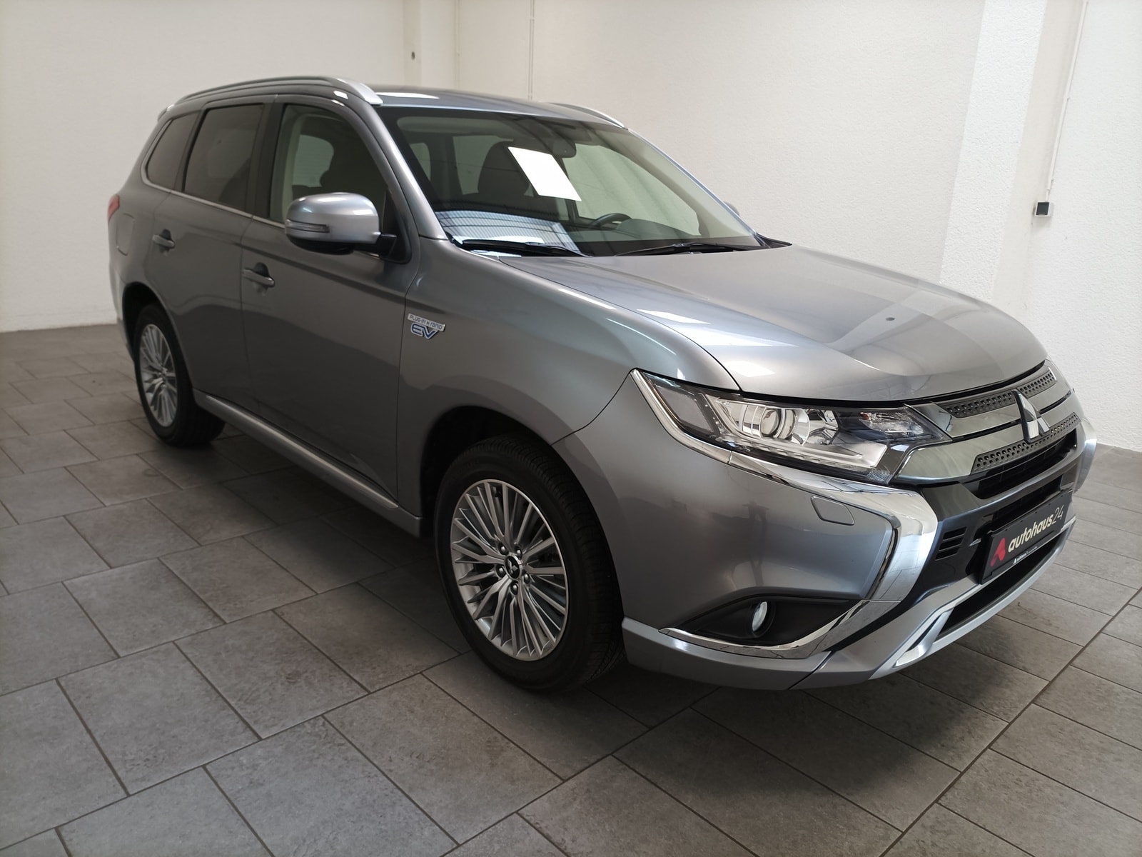 Mitsubishi Outlander SUV / Crossover / Geländewagen MITSUBISHI Outlander 2.4 MIVEC PLUG-IN HYBRID 4WD Basis Sports Utility Vehicle #1