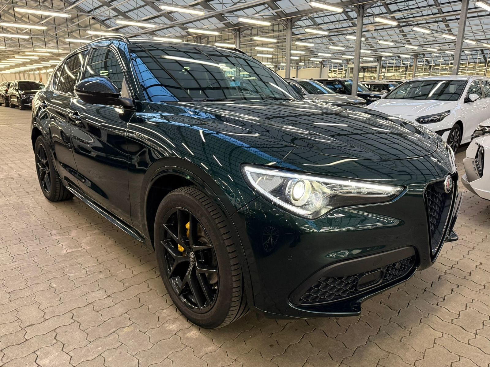 Alfa Romeo Stelvio SUV / Crossover / Geländewagen ALFA ROMEO Stelvio 2.2 Diesel 16V 154kW Veloce AT8-Q4 Sports Utility Vehicle #1