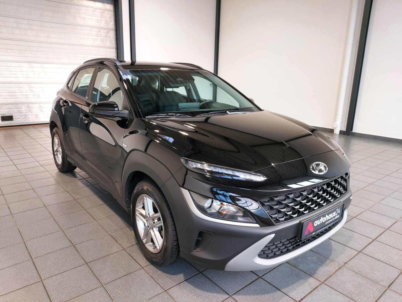 Hyundai Kona SUV / Crossover / Geländewagen HYUNDAI Kona 1.0 T-GDI 48V-Hybrid Select iMT Sports Utility Vehicle #1
