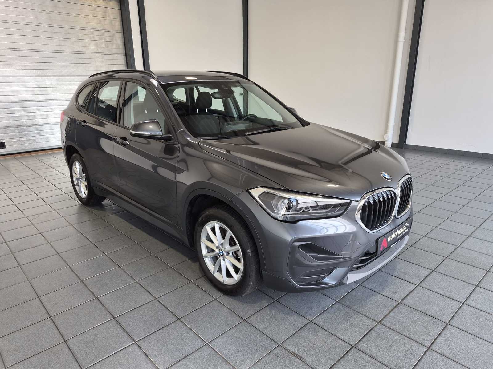 BMW X1 SUV / Crossover / Geländewagen BMW X1 sDrive20i Advantage Steptronic DCT Sports Utility Vehicle #1
