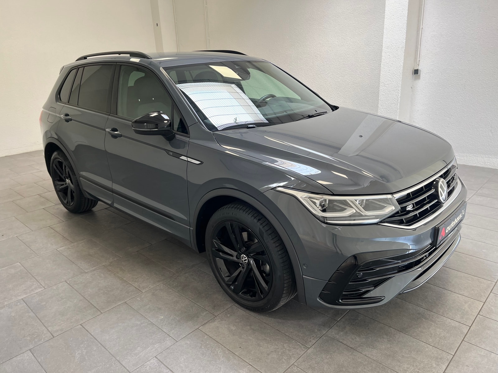 Volkswagen Tiguan SUV / Crossover / Geländewagen VOLKSWAGEN Tiguan 1.5 TSI OPF DSG R-Line Sports Utility Vehicle #1