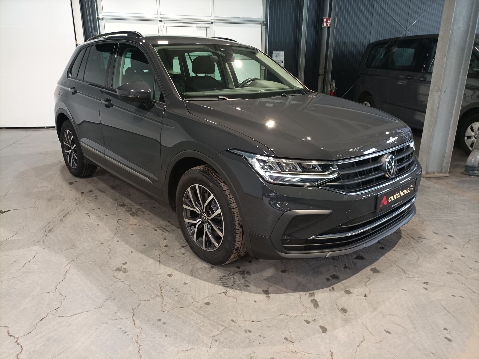 Volkswagen Tiguan SUV / Crossover / Geländewagen VOLKSWAGEN Tiguan 1.5 TSI OPF Life Sports Utility Vehicle #1