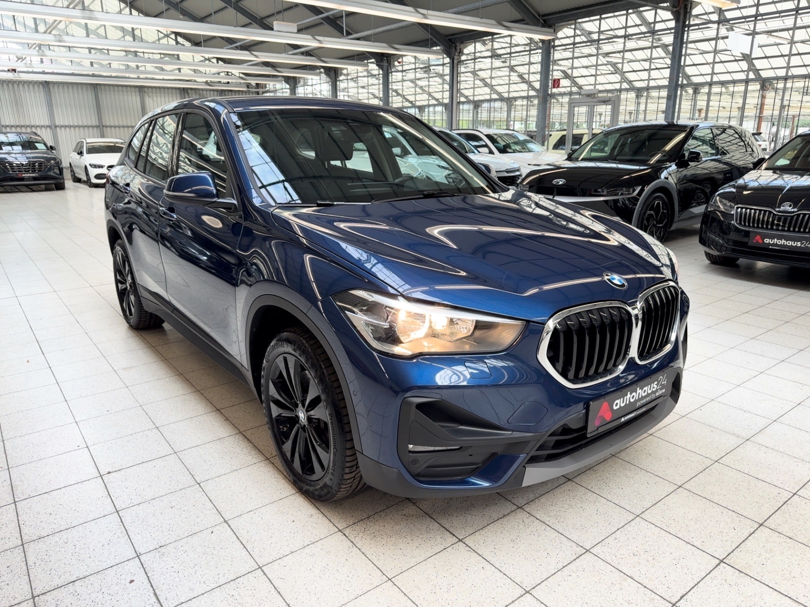 BMW X1 SUV / Crossover / Geländewagen BMW X1 sDrive20i Advantage Steptronic DCT Sports Utility Vehicle #1