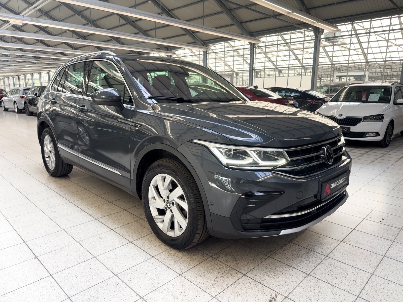 Volkswagen Tiguan SUV / Crossover / Geländewagen VOLKSWAGEN Tiguan 2.0 TDI SCR 147kW DSG 4MOTION Elegance Sports Utility Vehicle #1