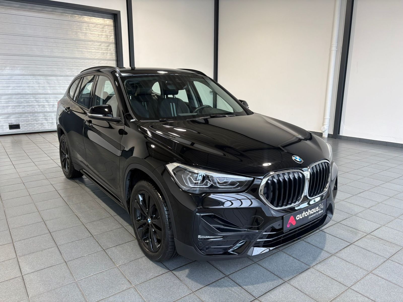 BMW X1 SUV / Crossover / Geländewagen BMW X1 sDrive20i Sport Line Steptronic DCT Sports Utility Vehicle #1