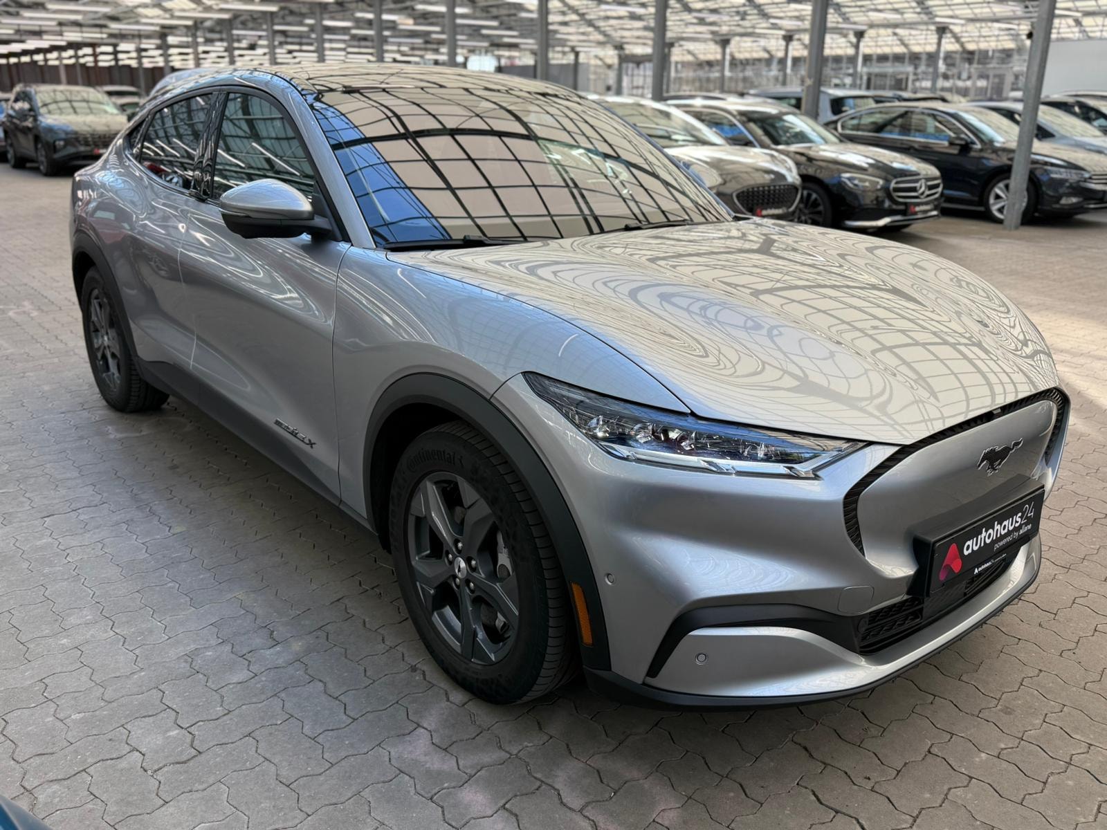 Ford Mustang SUV / Crossover / Geländewagen FORD Mustang Mach-E 99 kWh Sports Utility Vehicle #1