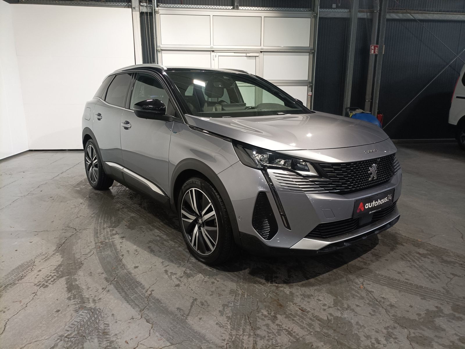 Peugeot 3008 SUV / Crossover / Geländewagen PEUGEOT 3008 HYBRID4 300 e-EAT8 GT Sports Utility Vehicle #1