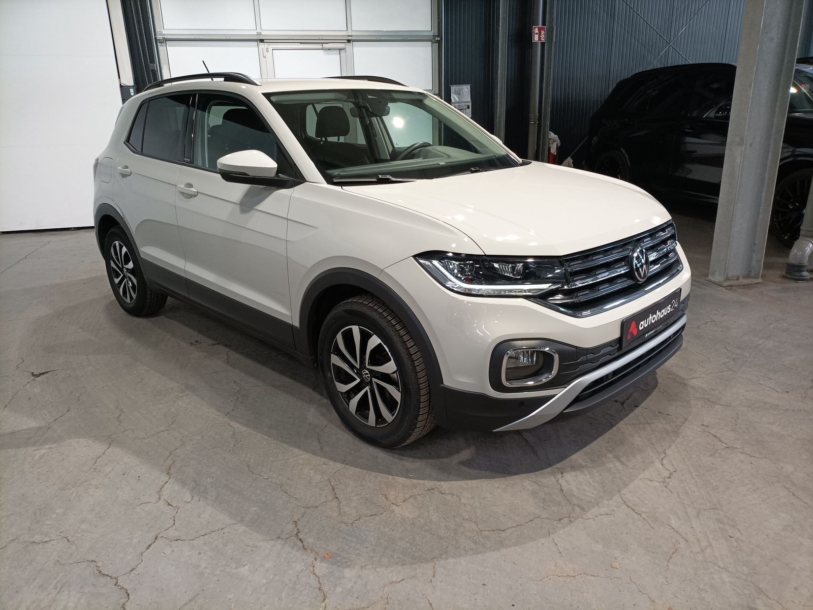 Volkswagen T-Cross SUV / Crossover / Geländewagen VOLKSWAGEN T-Cross 1.0 TSI OPF 81 kW DSG ACTIVE Sports Utility Vehicle #1