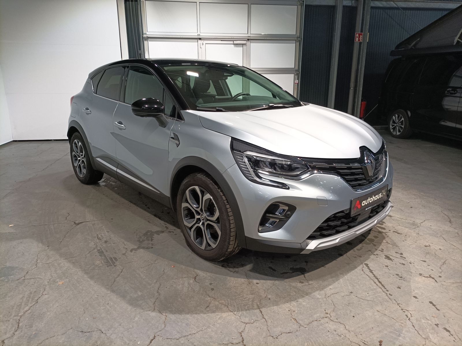 Renault Captur SUV / Crossover / Geländewagen RENAULT Captur TCe 140 EDC Intens Sports Utility Vehicle #1