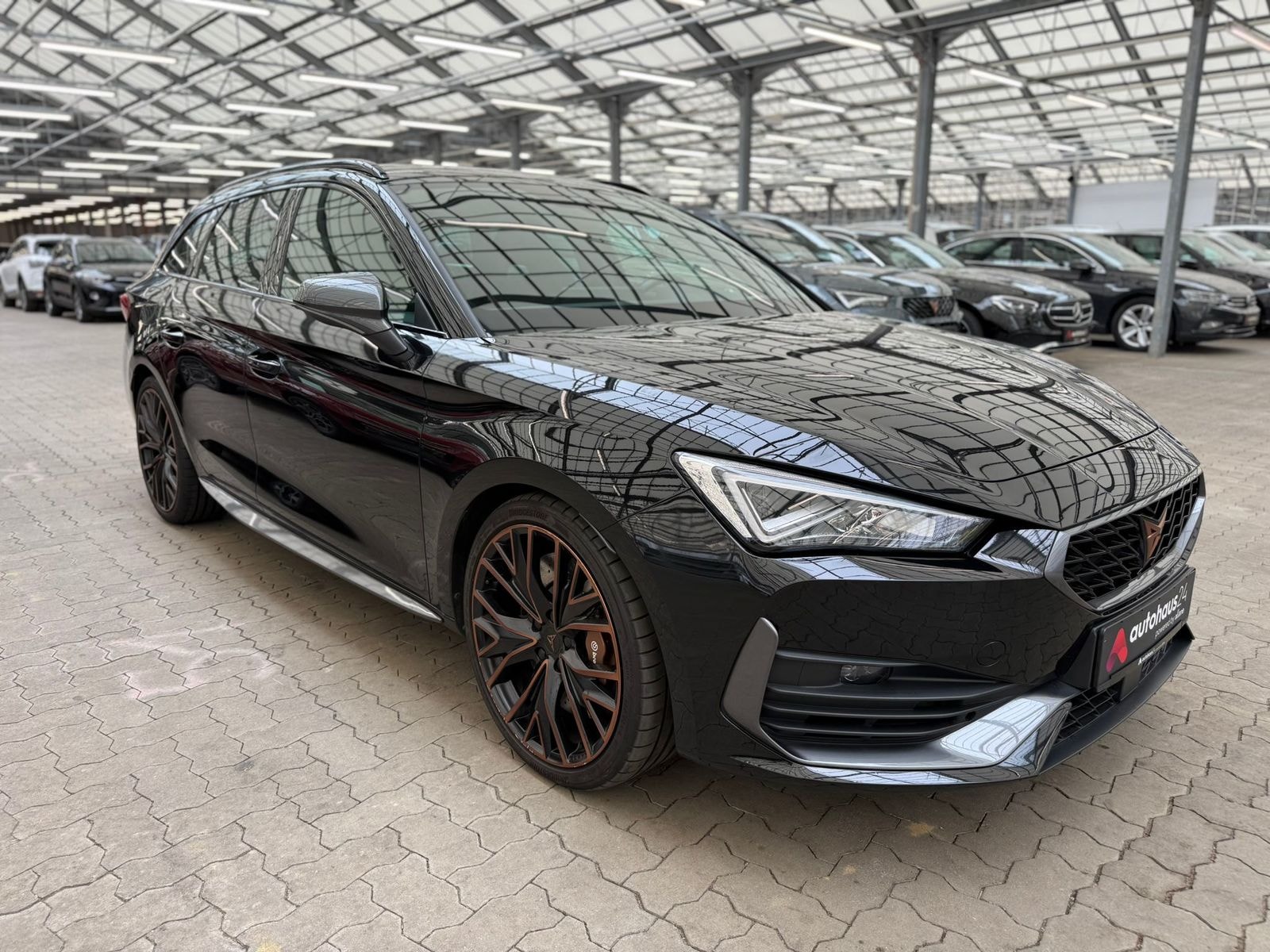 CUPRA Leon Kombi CUPRA Leon 2.0 TSI 228kW VZ 4Drive DSG Sportstourer Kombi #1