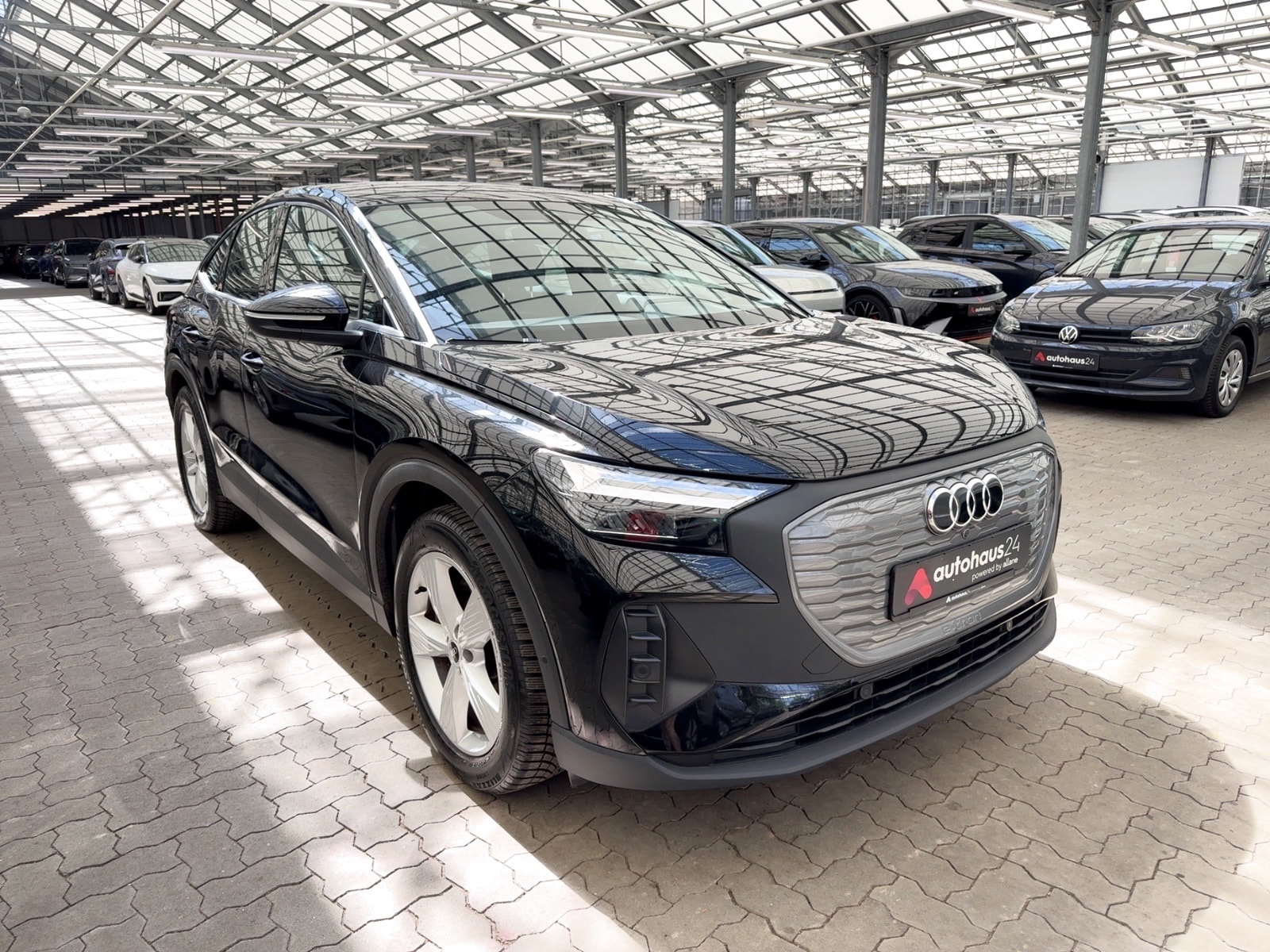 Audi Q4 e-tron SUV / Crossover / Geländewagen AUDI Q4 Sportback 40 e-tron Sports Utility Vehicle #1