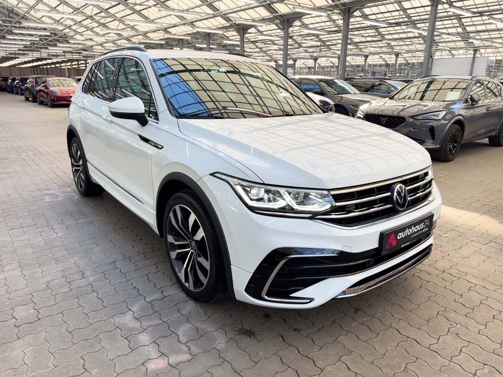 Volkswagen Tiguan SUV / Crossover / Geländewagen VOLKSWAGEN Tiguan 2.0 TDI SCR DSG R-Line Sports Utility Vehicle #1