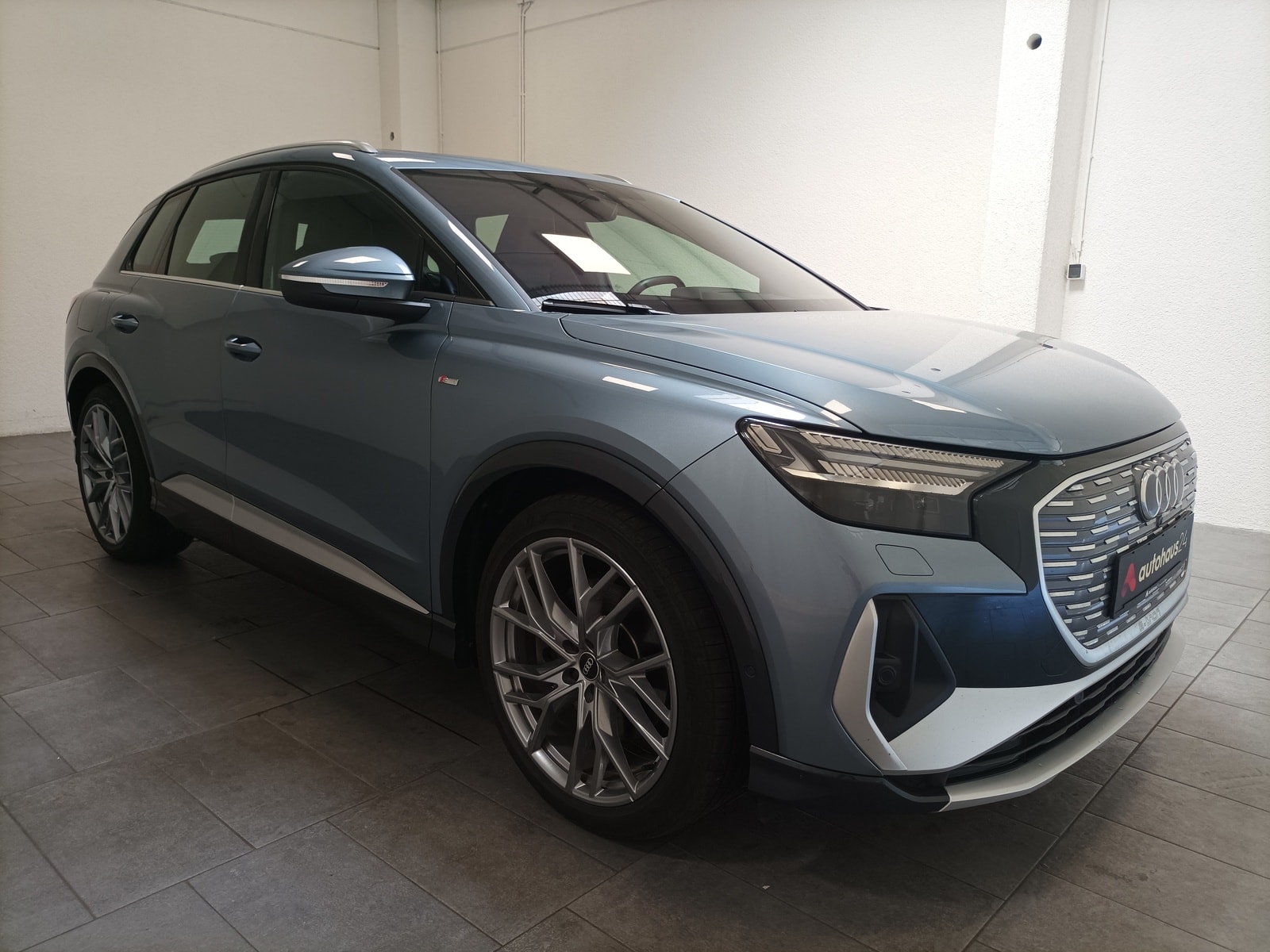 Audi Q4 e-tron SUV / Crossover / Geländewagen AUDI Q4 40 e-tron Sports Utility Vehicle #1