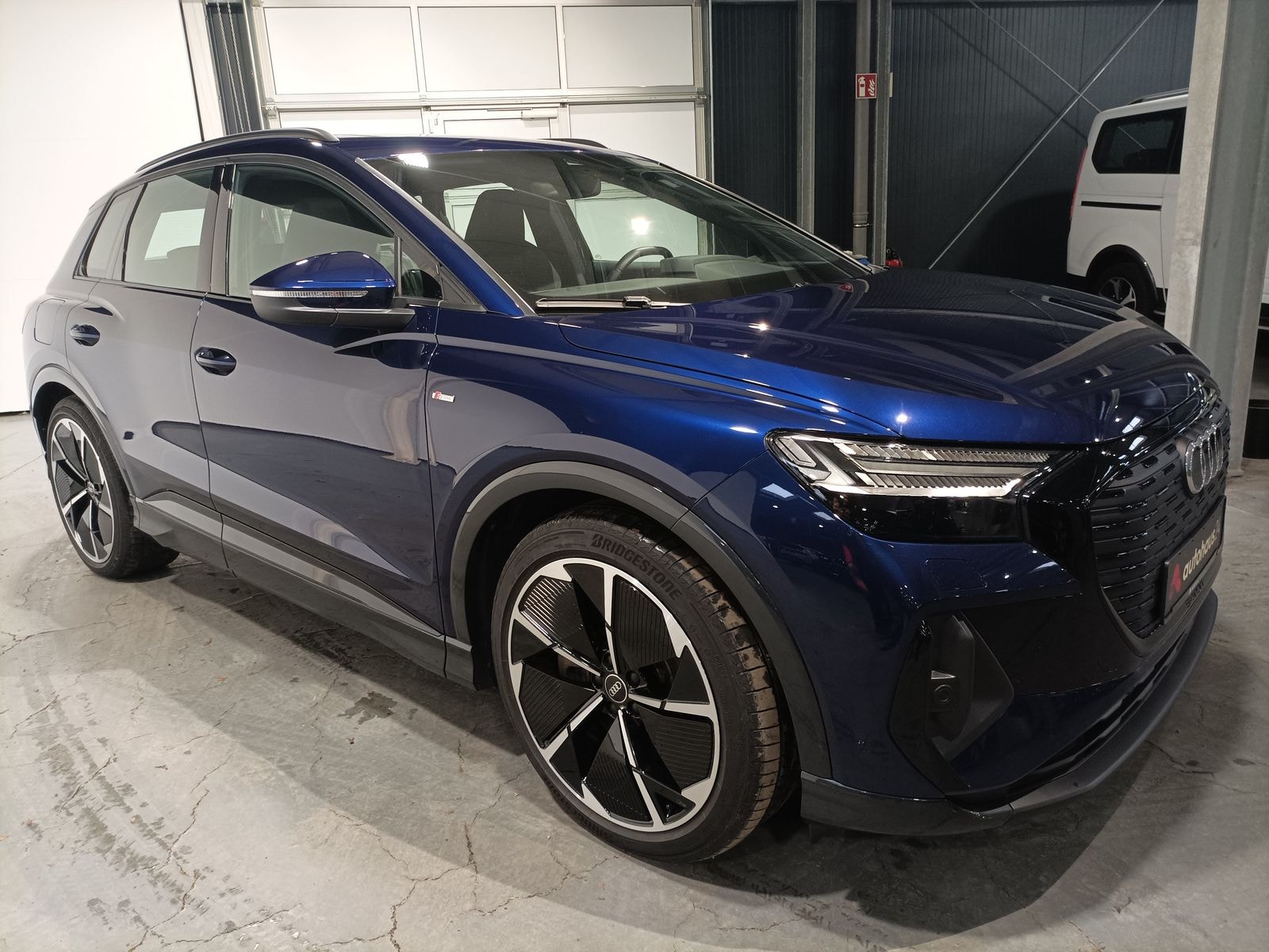 Audi Q4 e-tron SUV / Crossover / Geländewagen AUDI Q4 45 e-tron quattro Sports Utility Vehicle #1