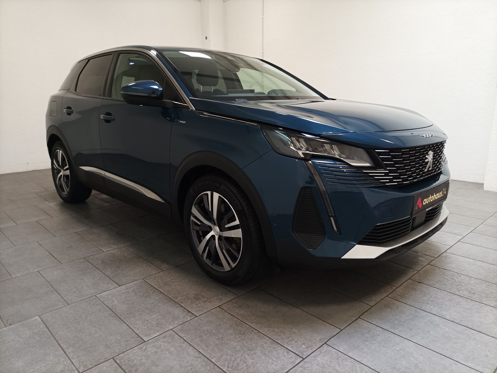Peugeot 3008 SUV / Crossover / Geländewagen PEUGEOT 3008 HYBRID 225 e-EAT8 Allure Sports Utility Vehicle #1