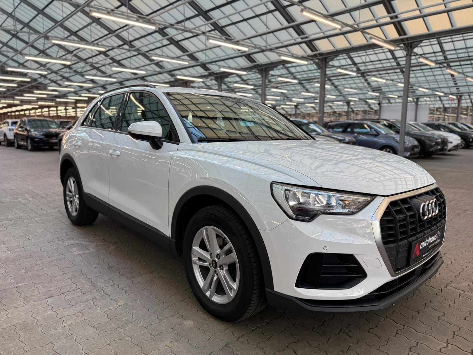 Audi Q3 SUV / Crossover / Geländewagen AUDI Q3 35 TDI quattro S tronic Sports Utility Vehicle #1