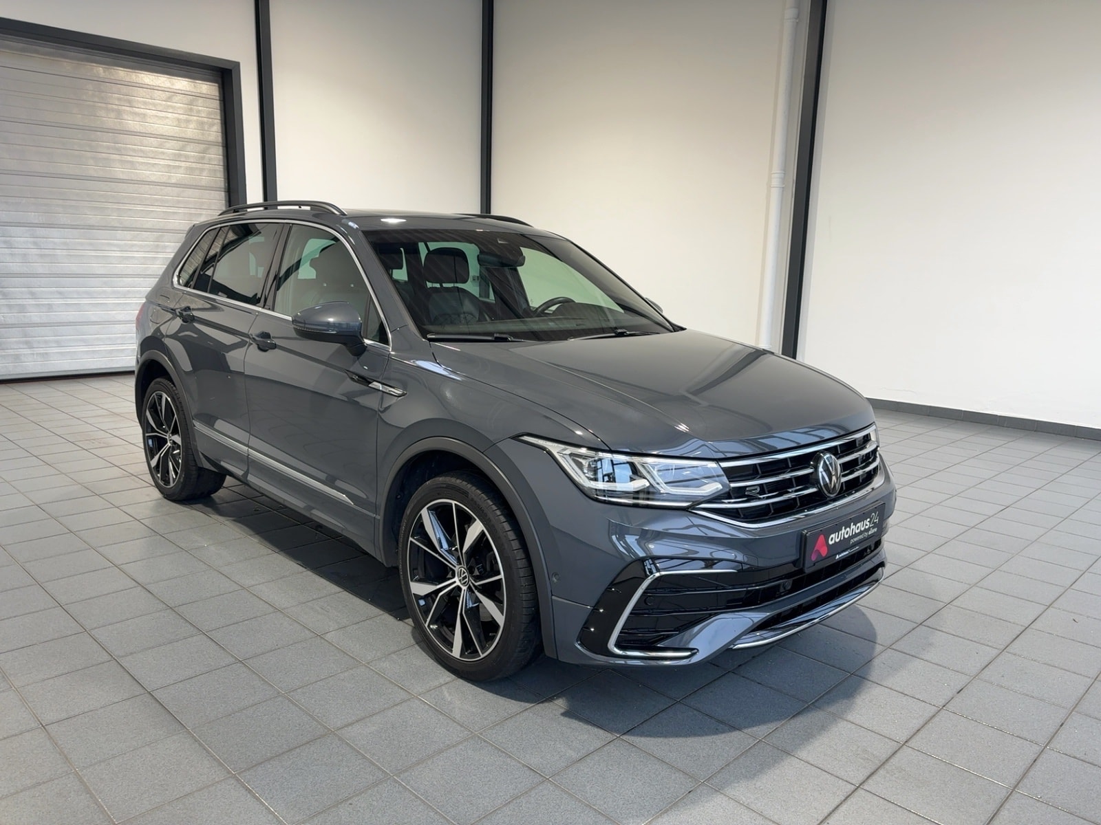 Volkswagen Tiguan SUV / Crossover / Geländewagen VOLKSWAGEN Tiguan 2.0 TDI SCR 147kW DSG 4MOTION R-Line Sports Utility Vehicle #1