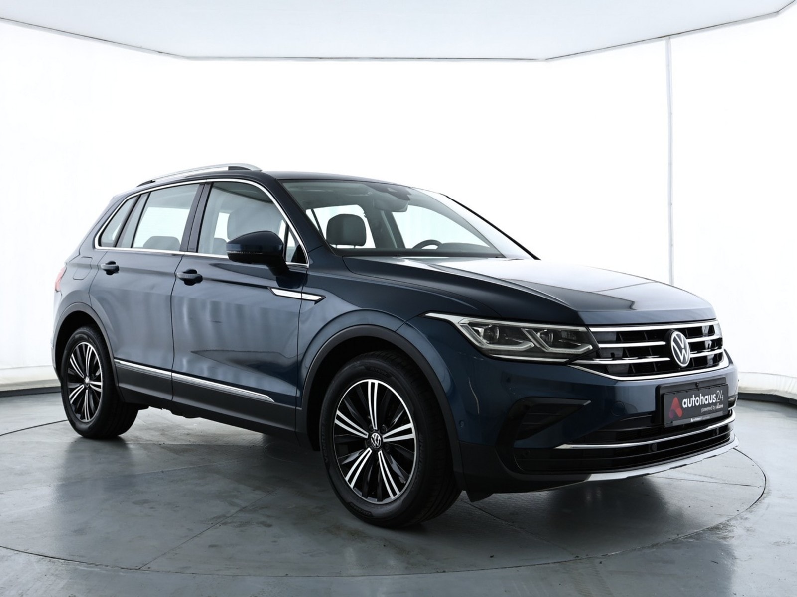 Volkswagen Tiguan SUV / Crossover / Geländewagen VOLKSWAGEN Tiguan 2.0 TDI SCR Elegance Sports Utility Vehicle #1