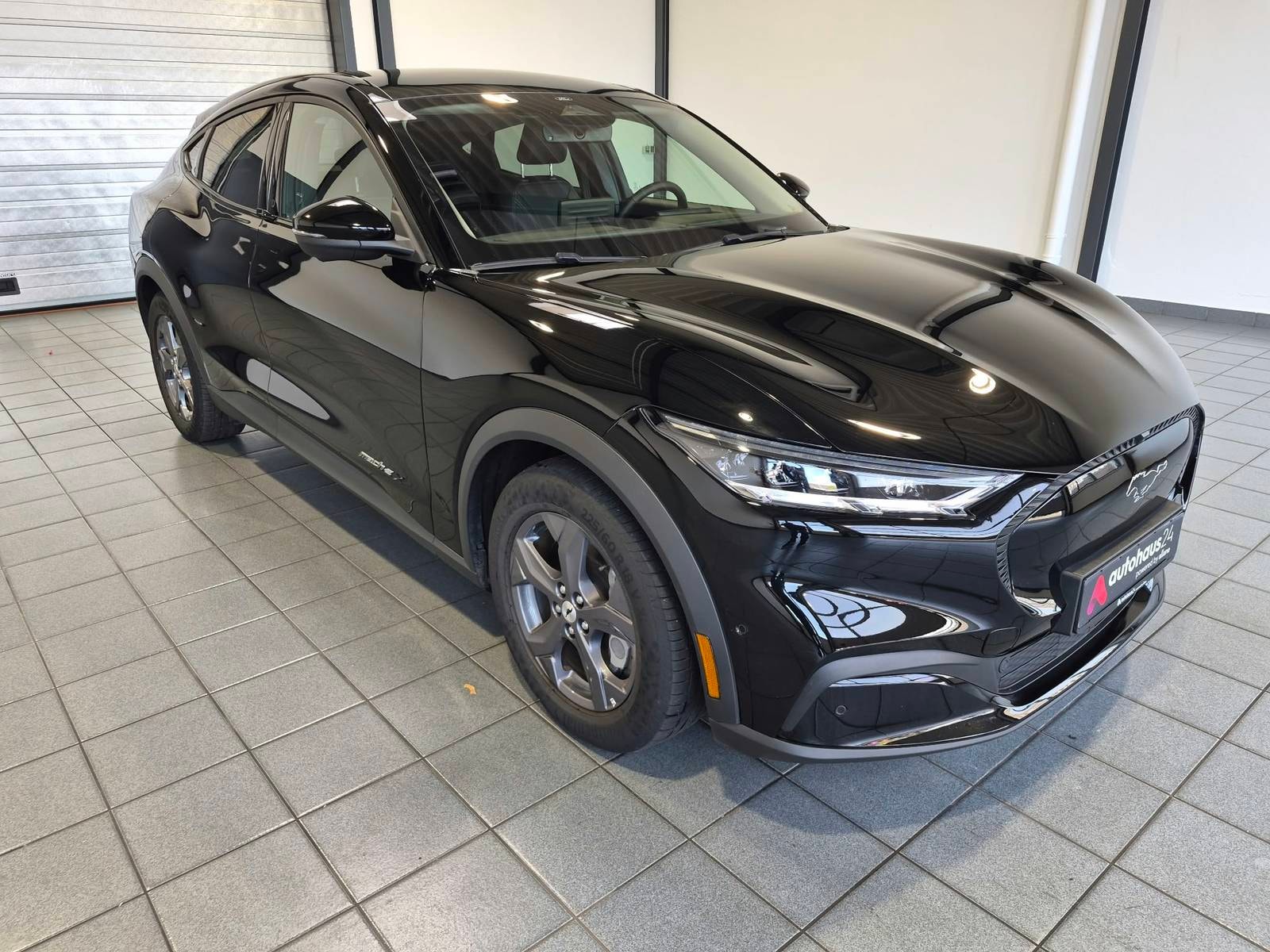 Ford Mustang SUV / Crossover / Geländewagen FORD Mustang Mach-E 99 kWh Sports Utility Vehicle #1