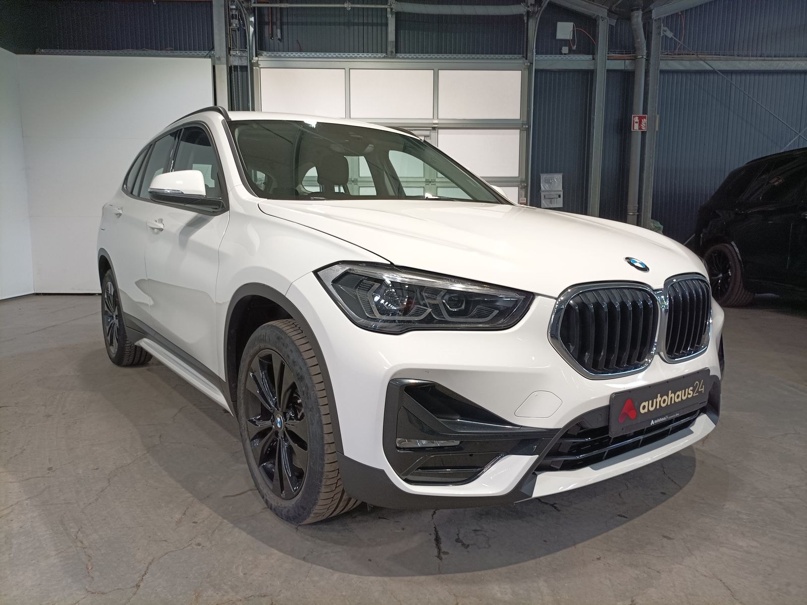 BMW X1 SUV / Crossover / Geländewagen BMW X1 sDrive20i Sport Line Steptronic DCT Sports Utility Vehicle #1