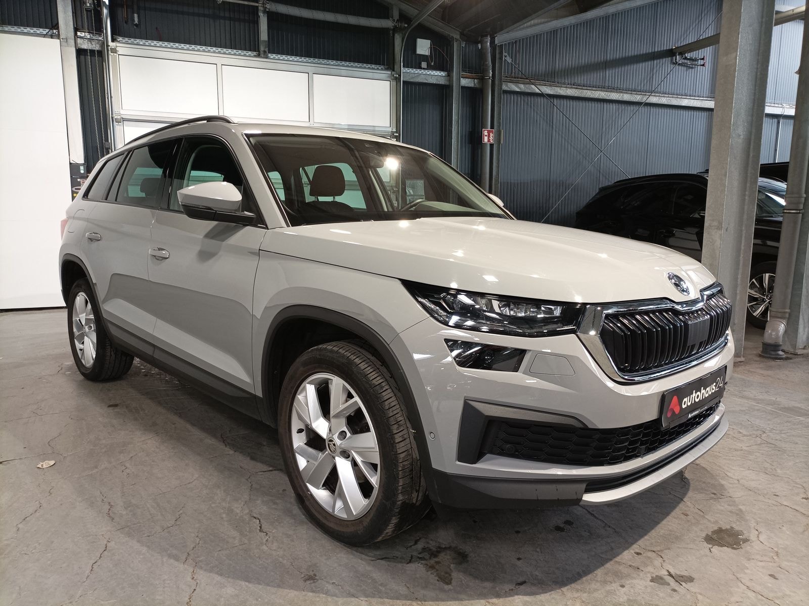 ŠKODA Kodiaq SUV / Crossover / Geländewagen SKODA Kodiaq 1.5l TSI ACT DSG TOUR Sports Utility Vehicle #1