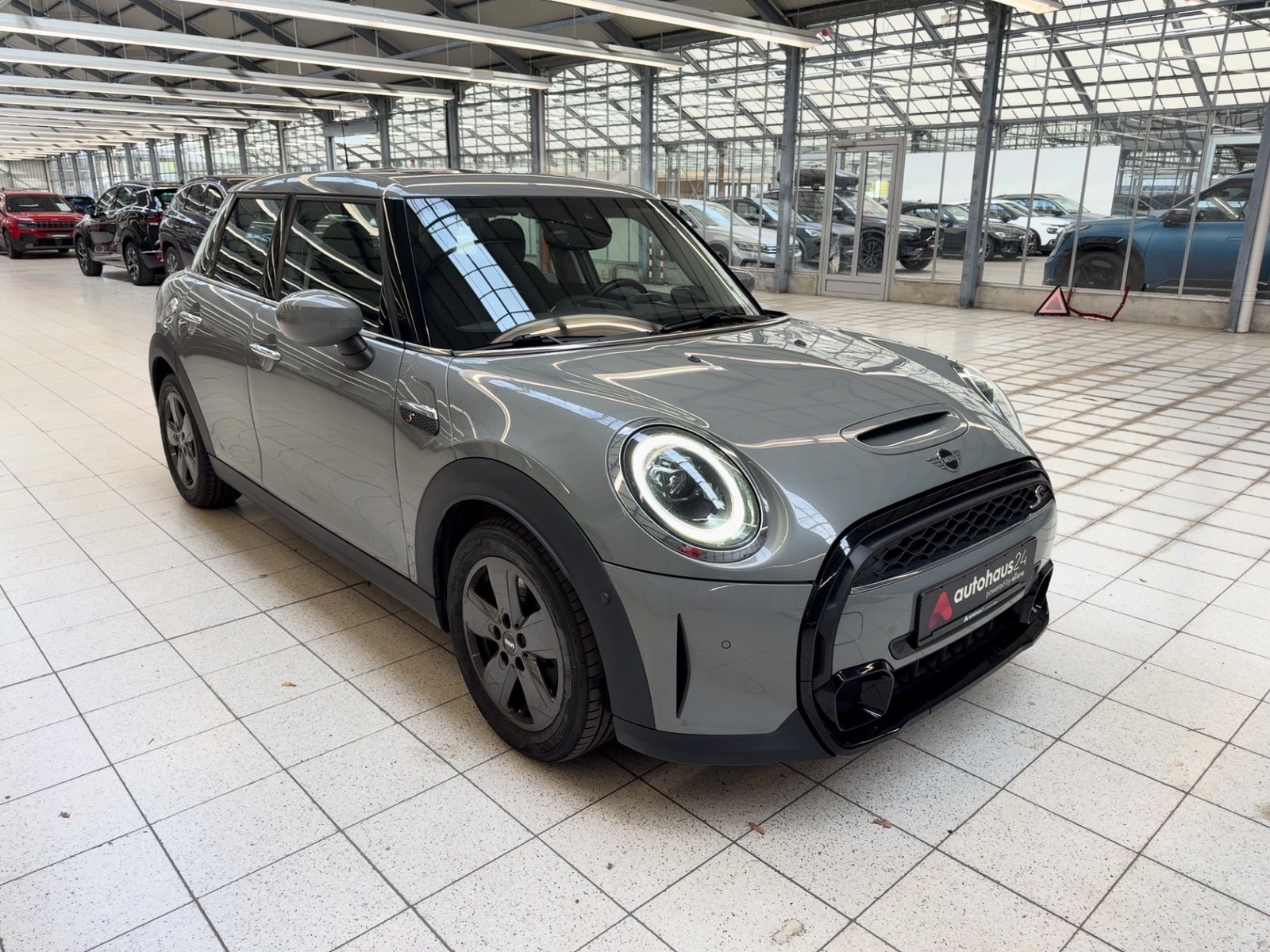 MINI 5-Türer Limousine MINI MINI Cooper S Essential Trim Schräghecklimousine #1