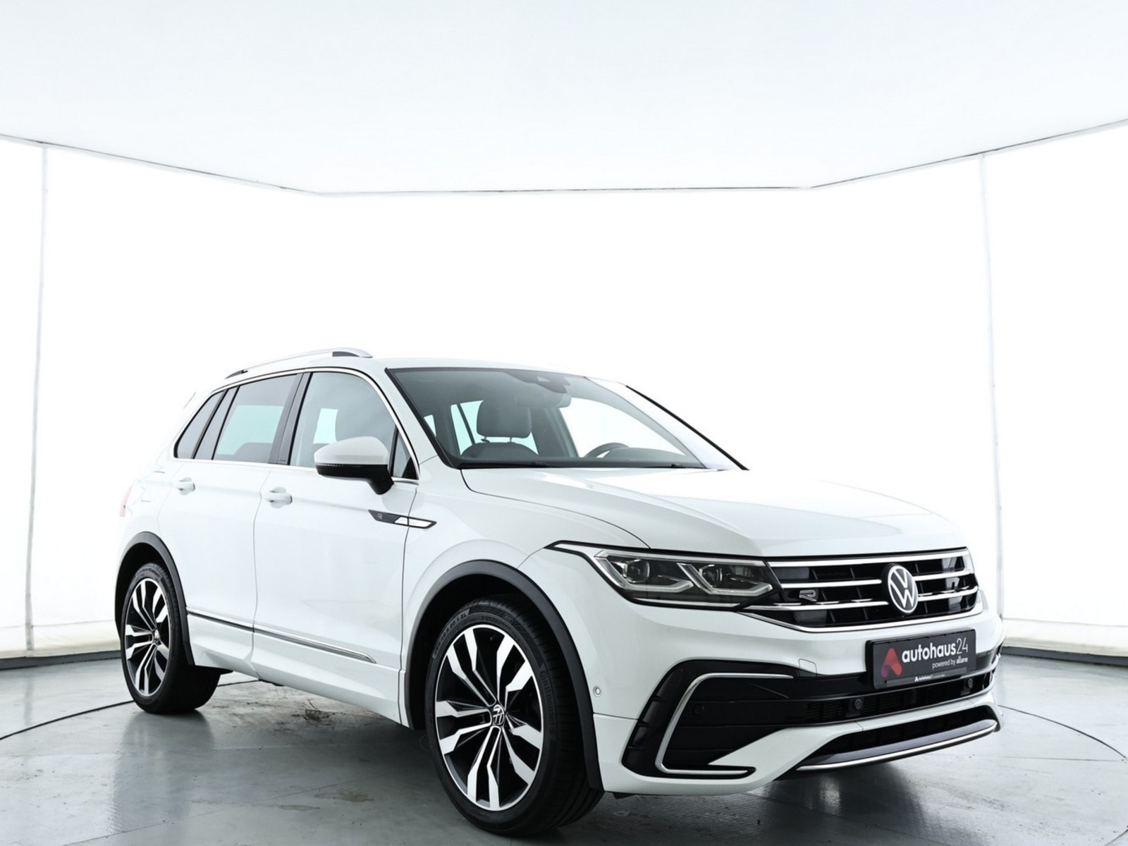 Volkswagen Tiguan SUV / Crossover / Geländewagen VOLKSWAGEN Tiguan 2.0 TDI SCR DSG R-Line Sports Utility Vehicle #1