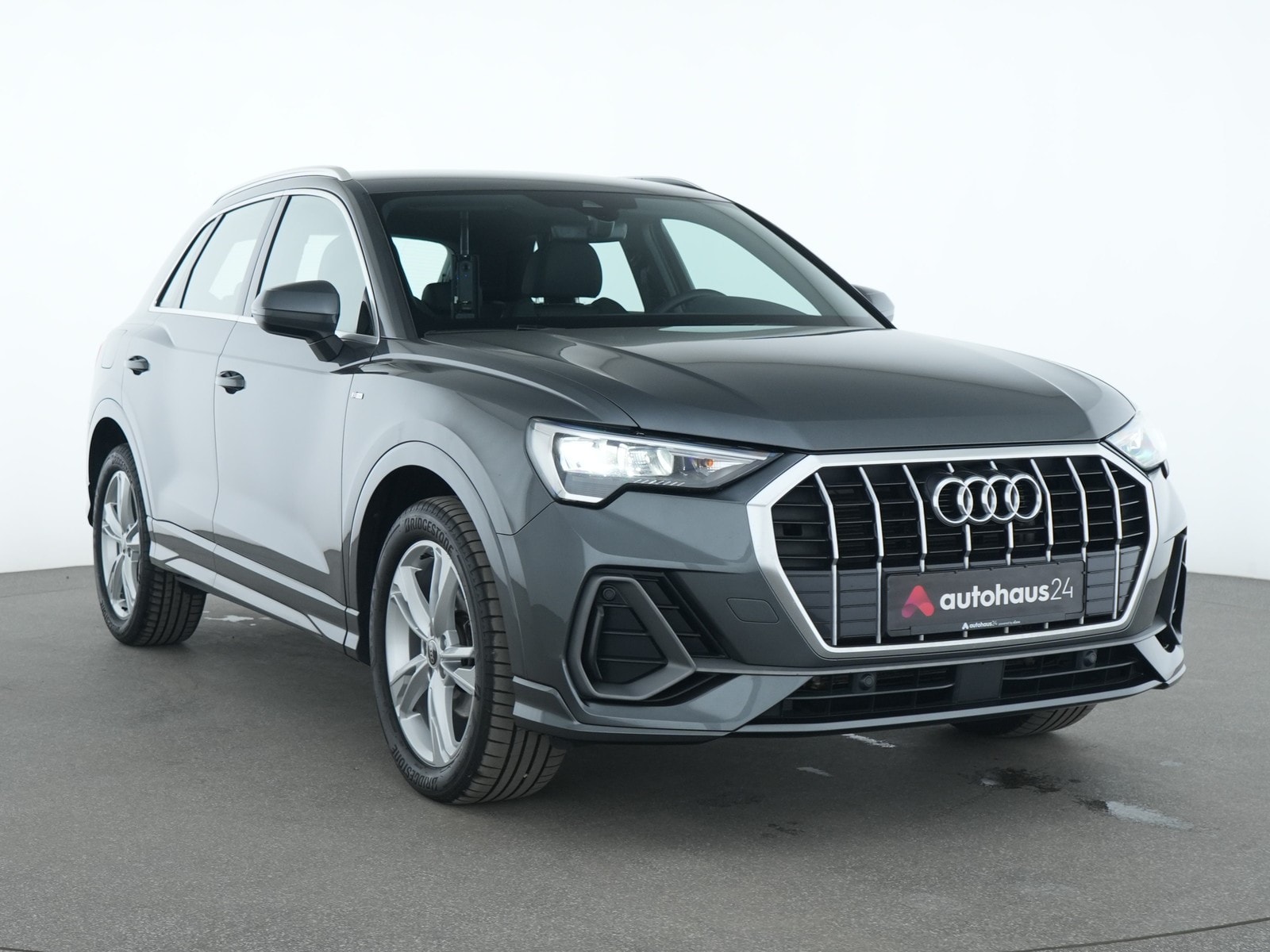 Audi Q3 SUV / Crossover / Geländewagen AUDI Q3 35 TDI S line Sports Utility Vehicle #1