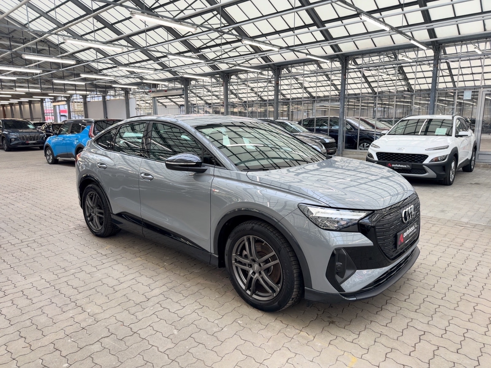 Audi Q4 e-tron SUV / Crossover / Geländewagen AUDI Q4 Sportback 40 e-tron Sports Utility Vehicle #1