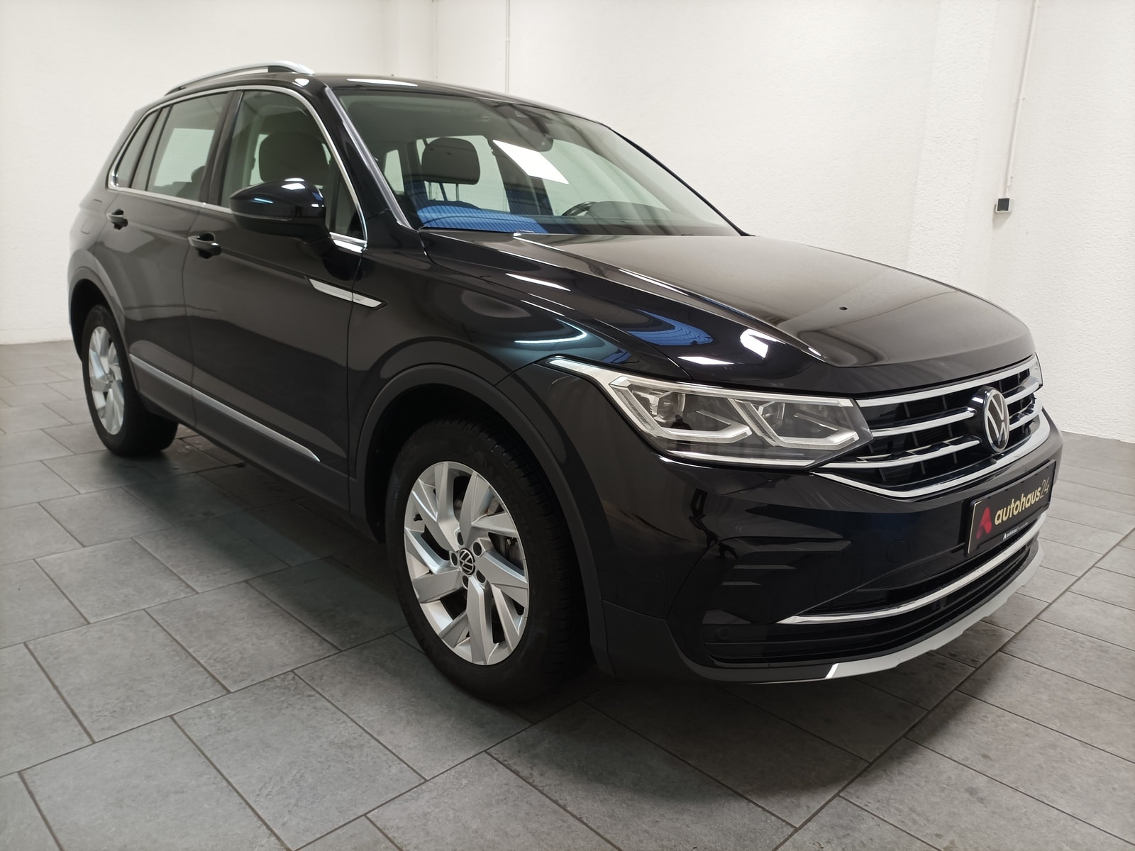 Volkswagen Tiguan SUV / Crossover / Geländewagen VOLKSWAGEN Tiguan 2.0 TSI OPF 140kW DSG 4MOTION Elegance Sports Utility Vehicle #1