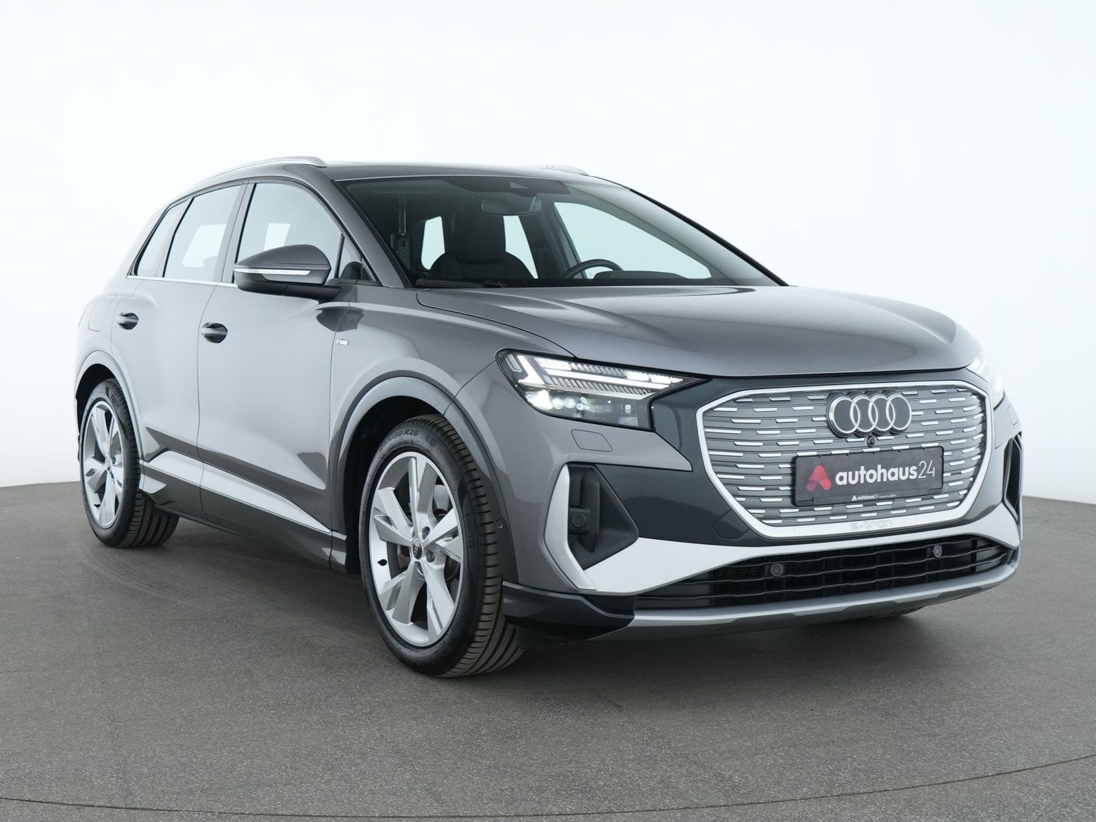 Audi Q4 e-tron SUV / Crossover / Geländewagen AUDI Q4 50 e-tron quattro Sports Utility Vehicle #1
