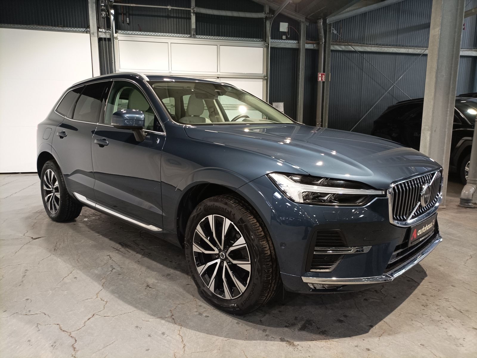 Volvo XC60 SUV / Crossover / Geländewagen VOLVO XC60 B4 D AWD Plus Bright Auto Sports Utility Vehicle #1