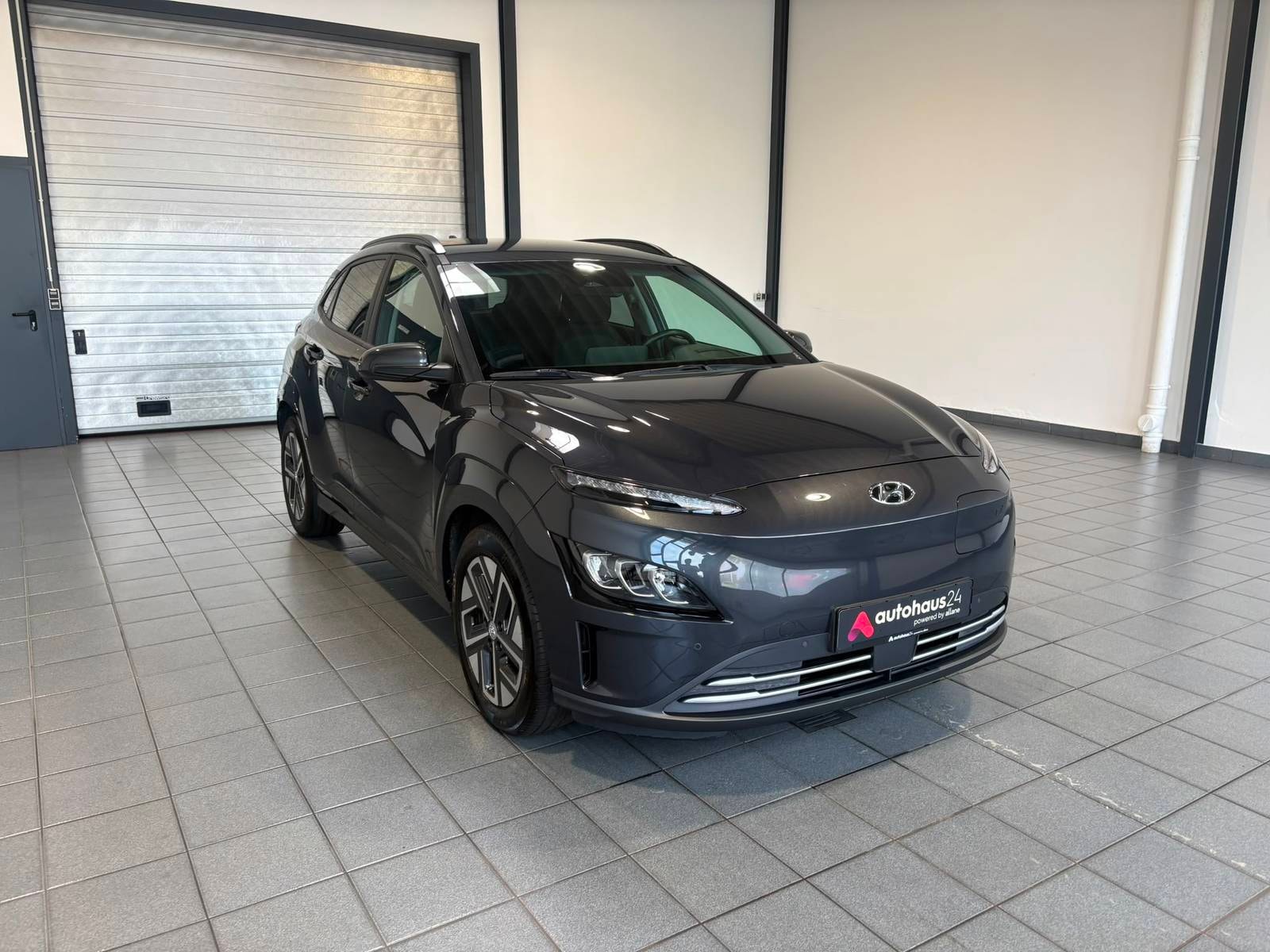 Hyundai Kona SUV / Crossover / Geländewagen HYUNDAI Kona ELEKTRO 150kW Select-Paket Sports Utility Vehicle #1