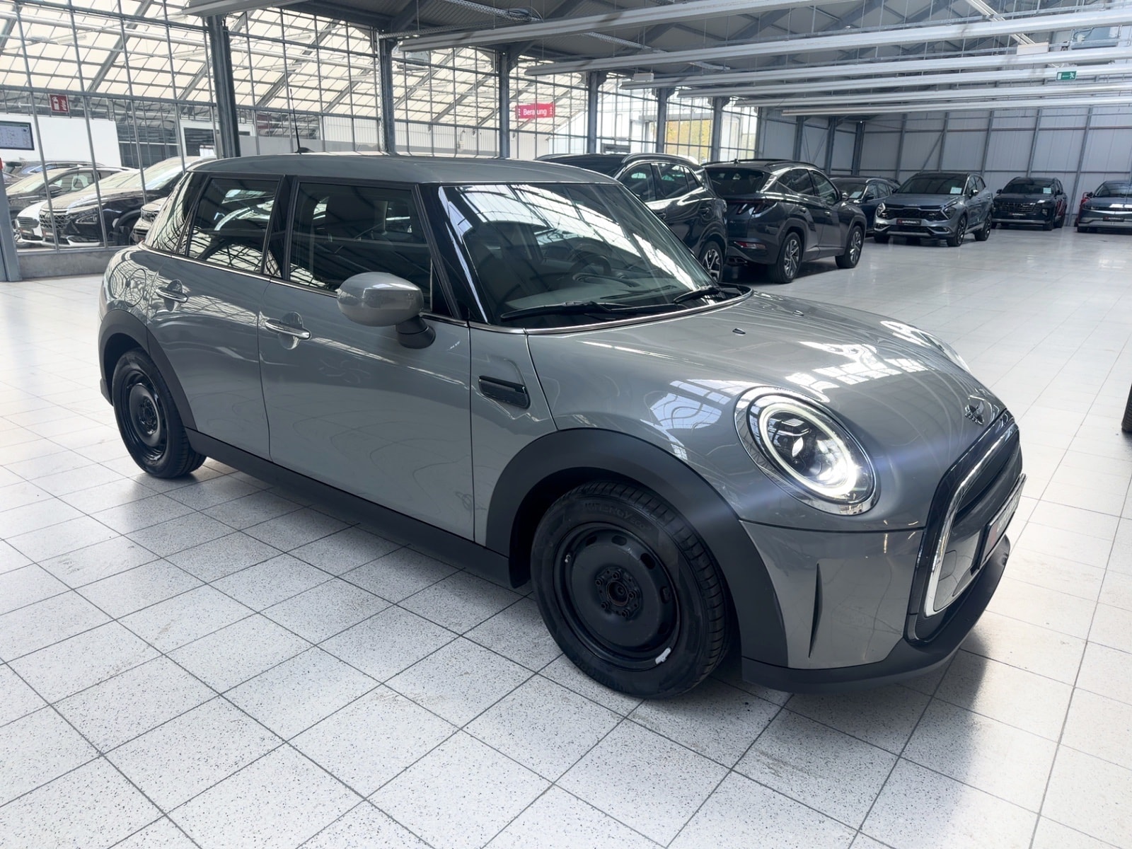 MINI 5-Türer Limousine MINI MINI One First Essential Trim Schräghecklimousine #1