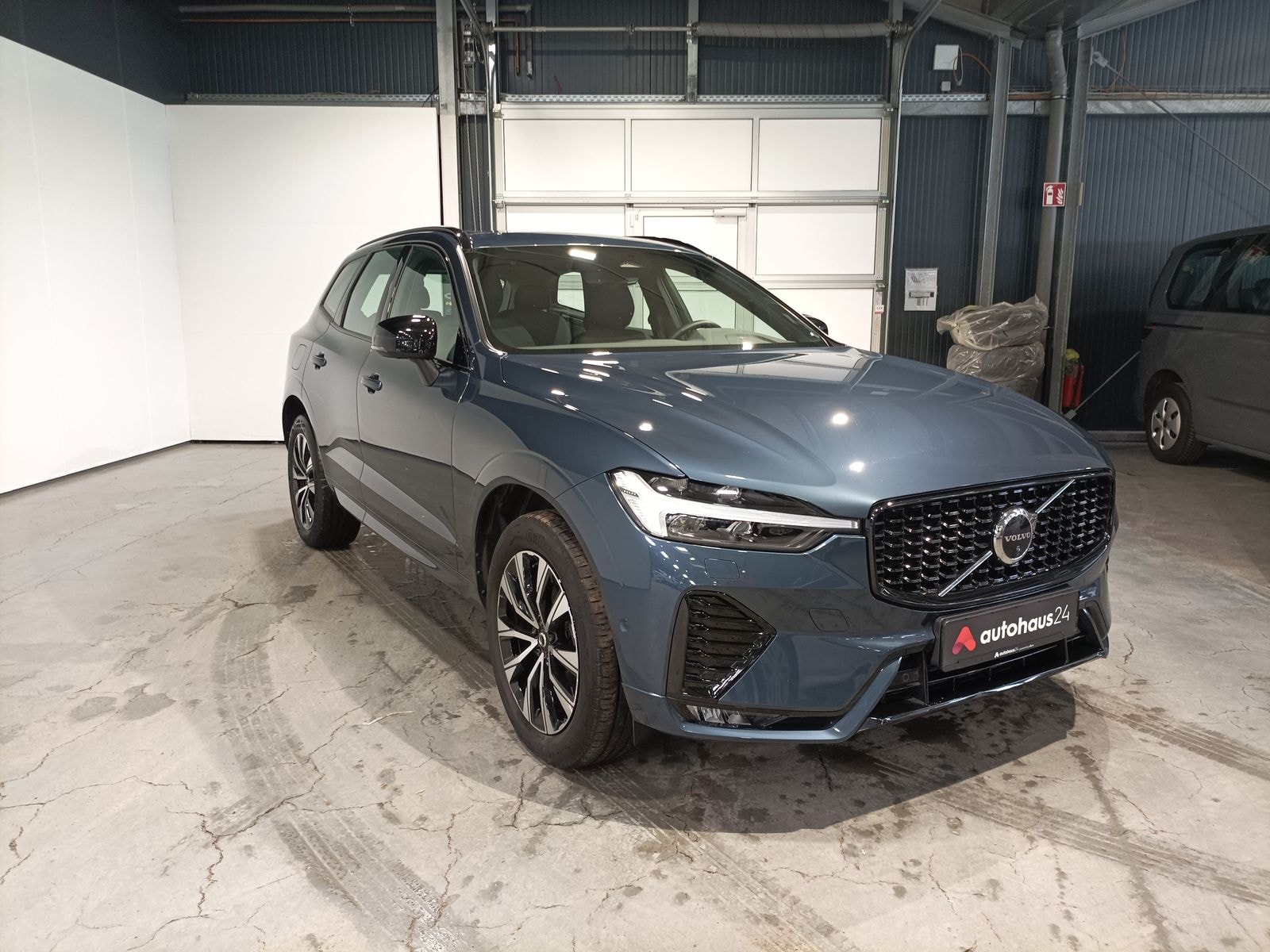 Volvo XC60 SUV / Crossover / Geländewagen VOLVO XC60 B4 D Plus Dark Auto Sports Utility Vehicle #1