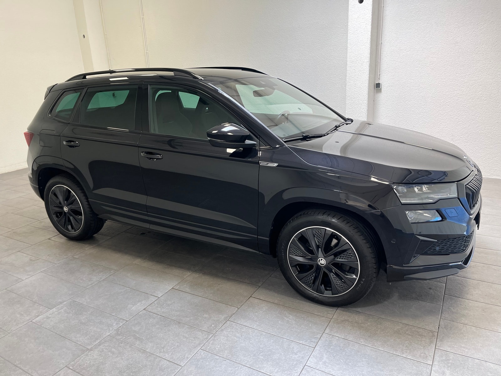 ŠKODA Karoq SUV / Crossover / Geländewagen SKODA Karoq 2.0l TSI DSG 4x4 SPORTLINE Sports Utility Vehicle #1