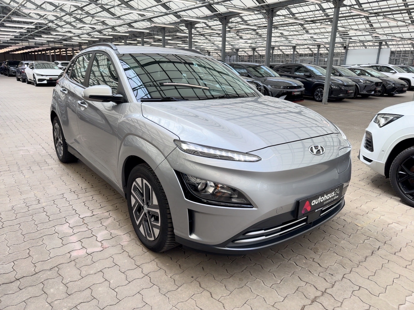 Hyundai Kona SUV / Crossover / Geländewagen HYUNDAI Kona ELEKTRO 100kW Sports Utility Vehicle #1