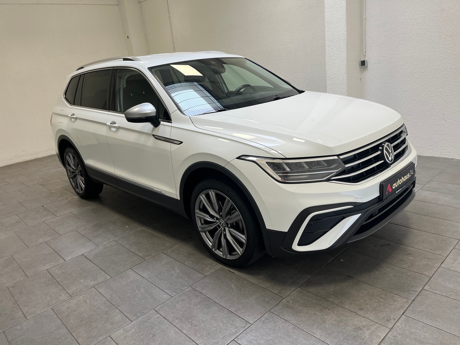 Volkswagen Tiguan SUV / Crossover / Geländewagen VOLKSWAGEN Tiguan Allspace 1.5 TSI ACT OPF Life Sports Utility Vehicle #1