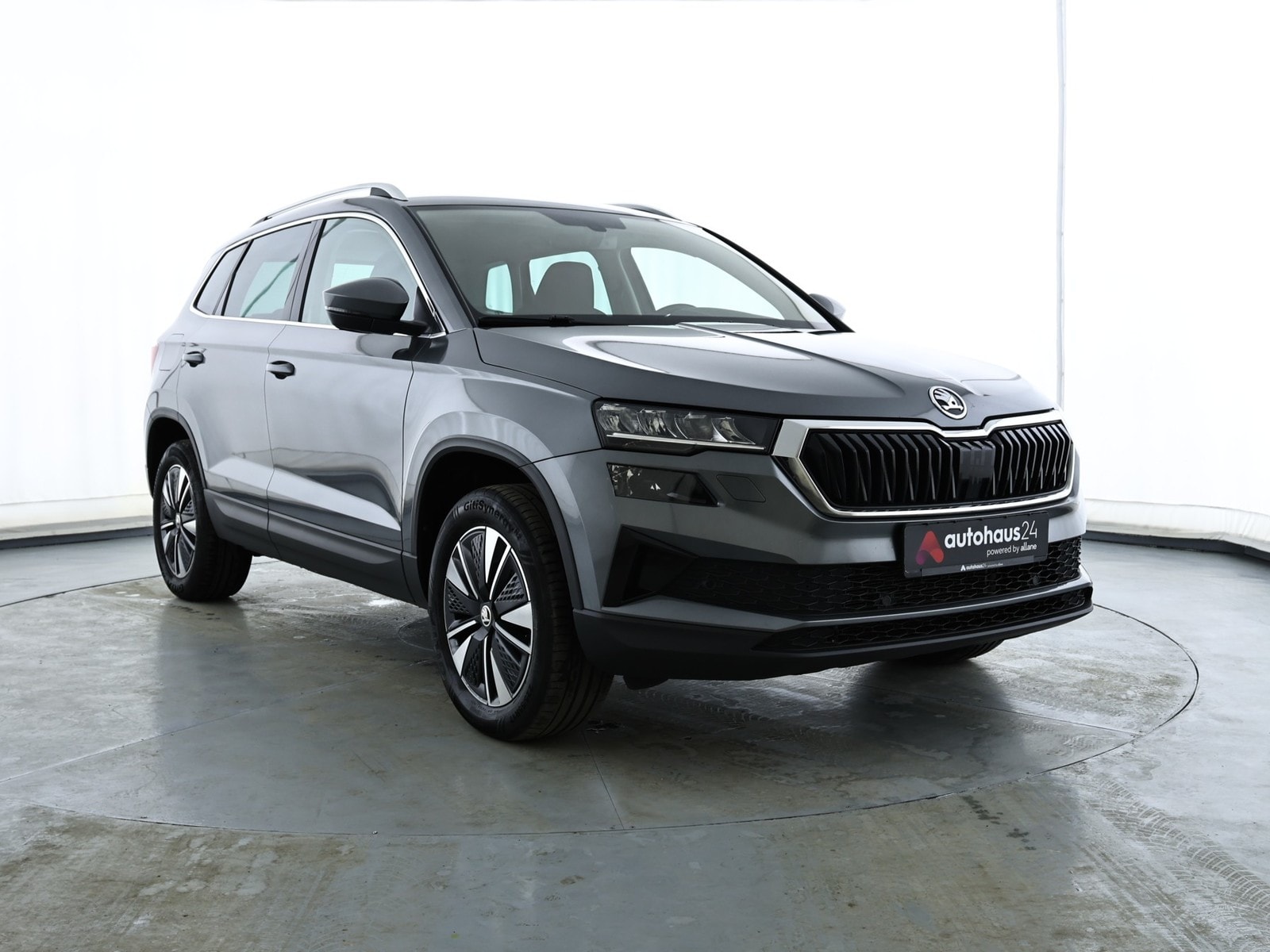 ŠKODA Karoq SUV / Crossover / Geländewagen SKODA Karoq 2.0l TDI DSG 4x4 AMBITION Sports Utility Vehicle #1